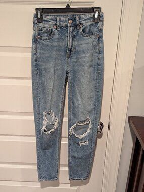 American Eagle - distressed Mom Jean - size 0